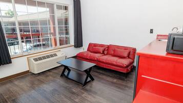 Superior Single Room, 1 King Bed, Hot Tub | Living area