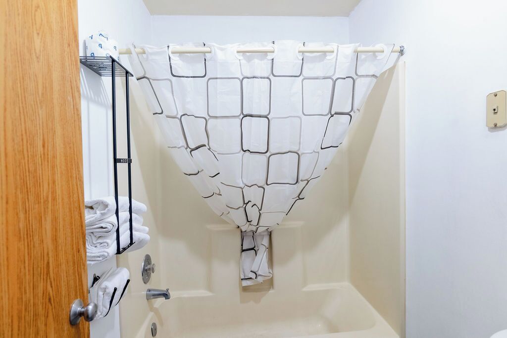 Douche, articles de toilette gratuits, serviettes fournies, savon