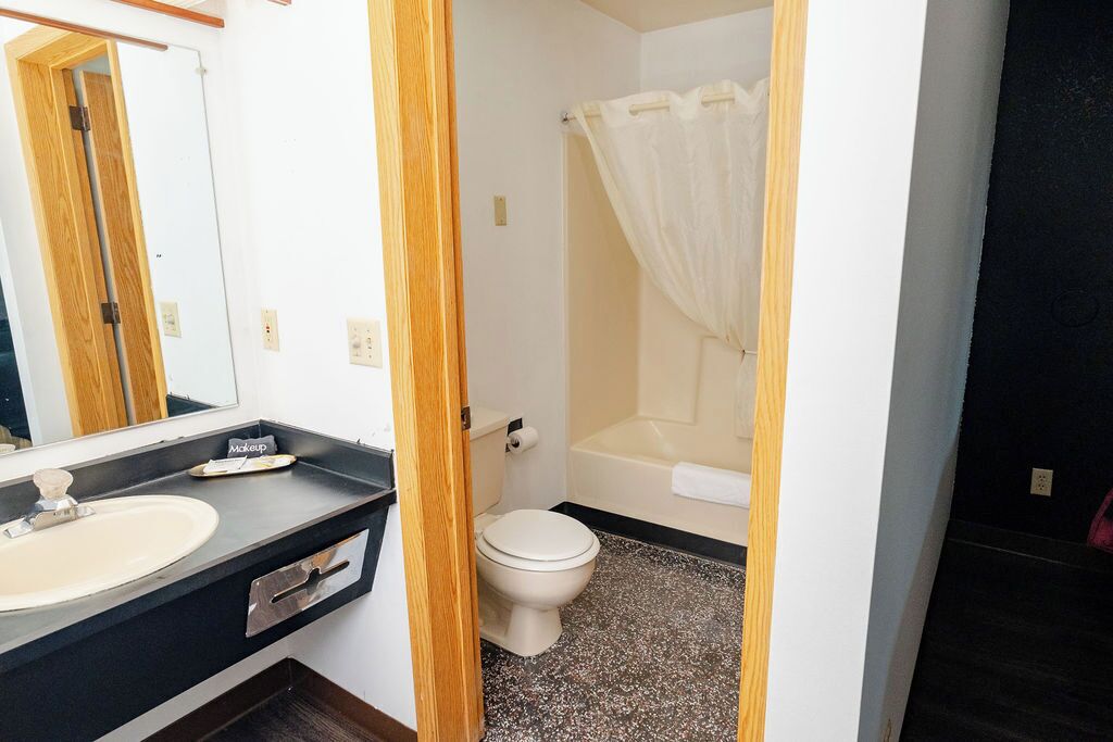 Un baño con lavamanos, inodoro y bañera.