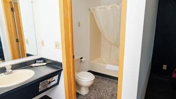 Un bagno con lavandino, WC e vasca da bagno.