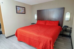 Superior Single Room, 1 King Bed, Hot Tub | Free WiFi, bed sheets - Rose City Inn and Suites (Milwaukie)