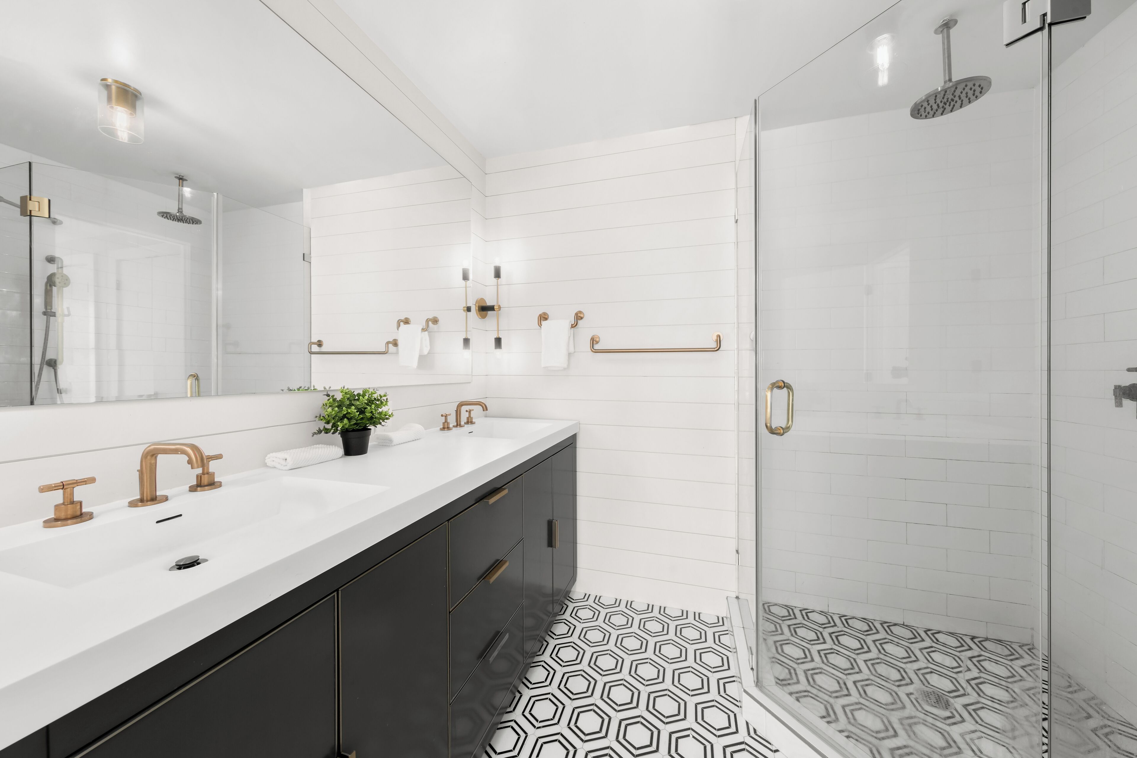 Suihku, hiustenkuivaaja, pyyhkeet, saippua