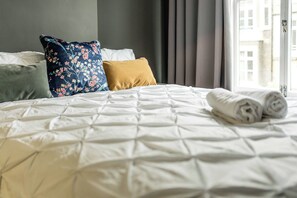 2 bedrooms, iron/ironing board, WiFi, bed sheets - Beautiful 2-Bed, 2 Bathrooms Flat in Zone1 (High Street Kensington, Earls Court) (London)
