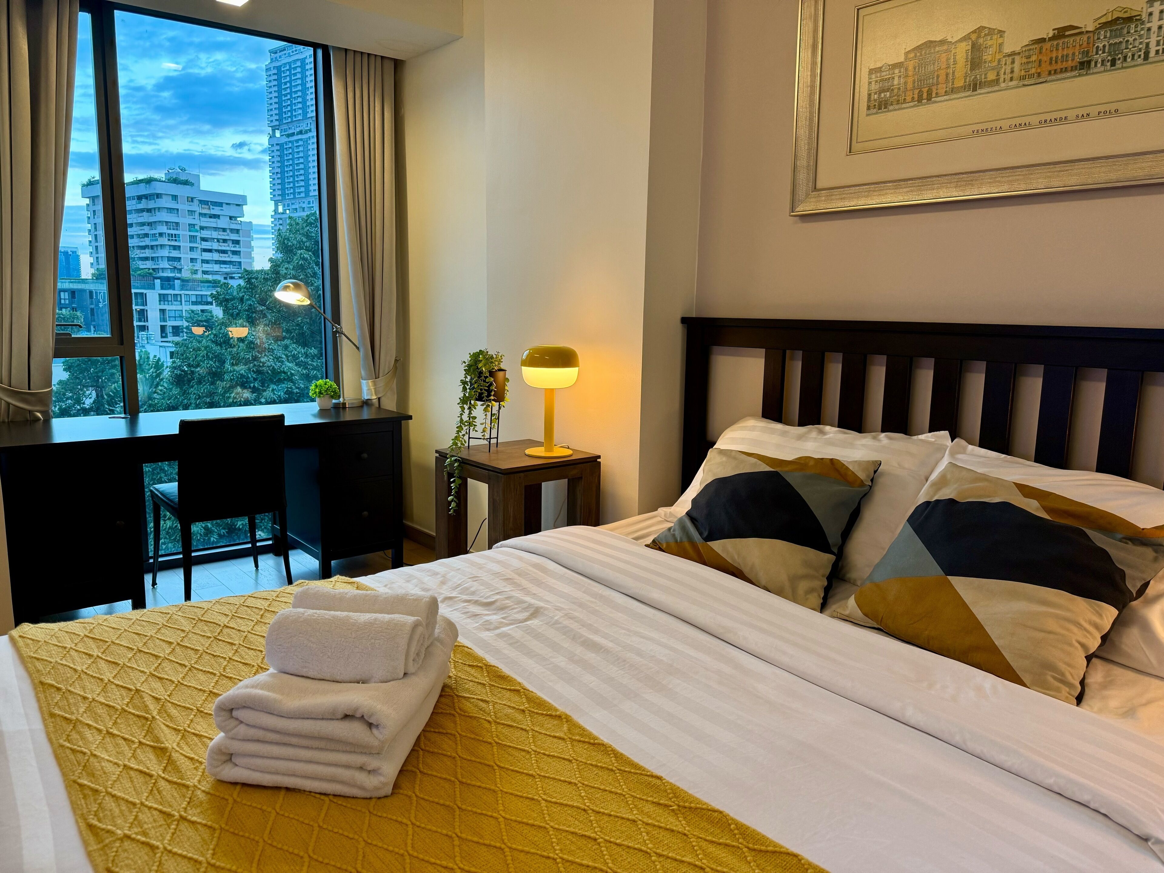 1 室のベッドルーム、セーフティボックス (室内)、デスク、アイロン / アイロン台