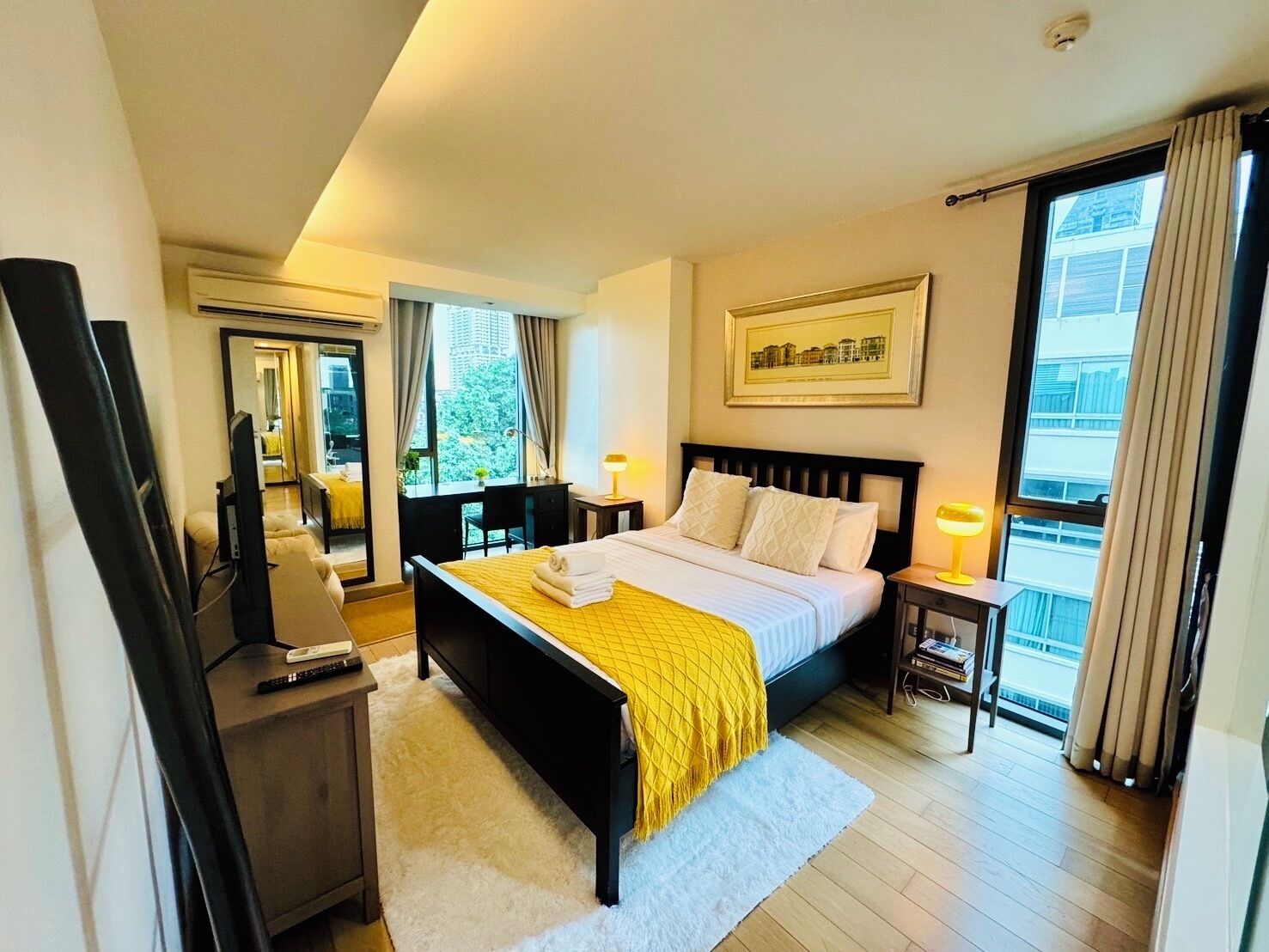 1 غرفة نوم وخزنة داخل الغرفة ومكتب ومكواة/لوح كي