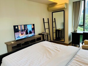 1 Schlafzimmer, Zimmersafe, Schreibtisch, Bügeleisen/Bügelbrett