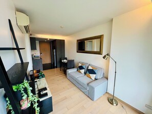 Smart TV - Cozy Garden-View 1BR 700m BTS ThongLo, Sukhumvit49, Samitivej Hospital (Krung Thep Maha Nakhon)