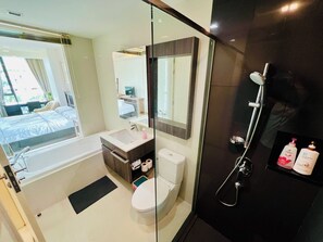 Haartrockner, Bidet, Handtücher, Seife