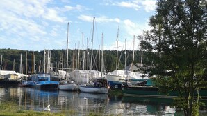 Un port de plaisance où sont amarrés plusieurs voiliers.