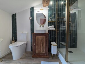 Comfort tweepersoonskamer, uitzicht op tuin | Badkamer | Een douche, een haardroger, handdoeken, toiletpapier