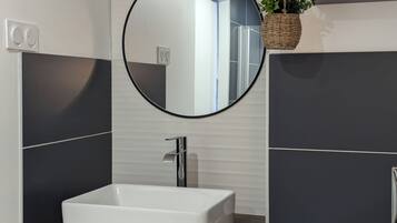 Klassieke tweepersoonskamer, 1 queensize bed, niet-roken | Badkamer | Een douche, een haardroger, handdoeken, toiletpapier