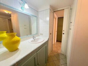 Shower, bidet, towels