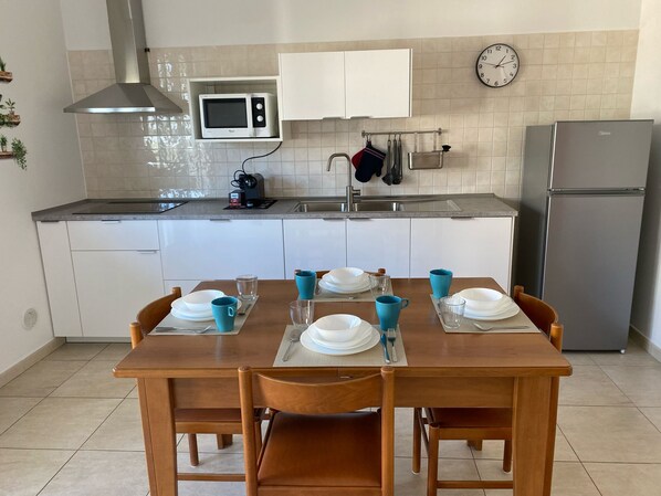 Kühlschrank, Mikrowelle, Herdplatte, Geschirrspüler