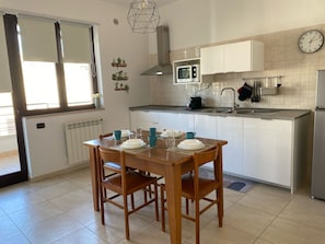 Refrigerador, microondas, parrilla de estufa y lavavajillas 