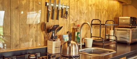 Batterie de cuisine, vaisselle et ustensiles