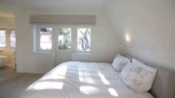 Un dormitorio con una cama grande, una ventana y vistas al exterior.