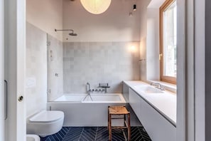 Dusche, Haartrockner, Handtücher, Seife