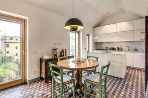 Fridge, microwave, oven, dishwasher - Authentic Roman Escape with Private Terrace & City views (Roma)