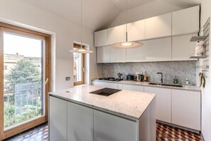 Kühlschrank, Mikrowelle, Ofen, Geschirrspüler