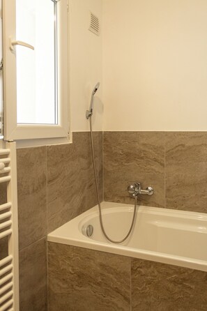 Haartrockner, Bidet, Handtücher, Seife