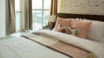Iron/ironing board, bed sheets