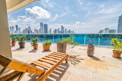 Ocean-View 2BR/2BA Apt in El Laguito