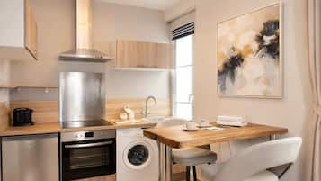 Estudio superior | Cocina privada | Frigobar, microondas, horno y parrilla de estufa