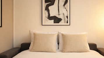 Studio – superior | Oppholdsområde | En 80-centimeters smart-TV med digitale kanaler