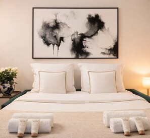 Superior Studio | Living area | 80-cm Smart TV with digital channels - VIERGE (Paris)