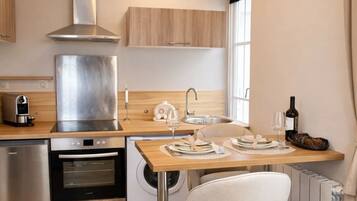 Estúdio superior | Cozinha privada | Frigobar, micro-ondas, fogão, cooktop