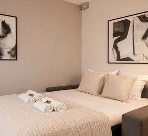 Superior Studio | Living area | 80-cm Smart TV with digital channels - VIERGE (Paris)