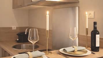 Superior studio | Privékeuken | Een minikoelkast, een microgolfoven, een oven, een kookplaat