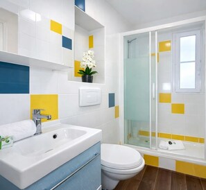 Superior Studio | Bathroom | Shower, hair dryer, towels, soap - VIERGE (Paris)