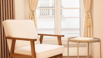 Monolocale Superior | Area soggiorno | Smart TV 80 cm con canali digitali