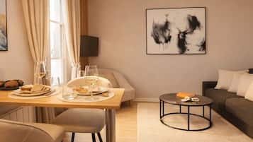 Studio – superior | Oppholdsområde | En 80-centimeters smart-TV med digitale kanaler