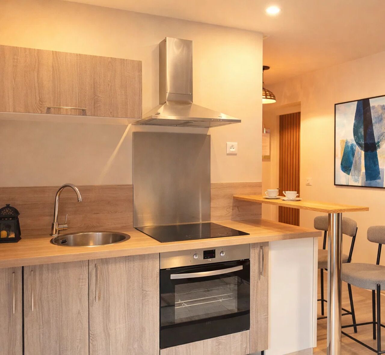 Superior studio | Privékeuken | Een minikoelkast, een microgolfoven, een oven, een kookplaat