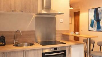 Estúdio superior | Cozinha privada | Frigobar, micro-ondas, fogão, cooktop