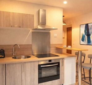 Studio – superior | Eget kjøkken | Minikjøleskap, mikrobølgeovn, ovn og kokeplater