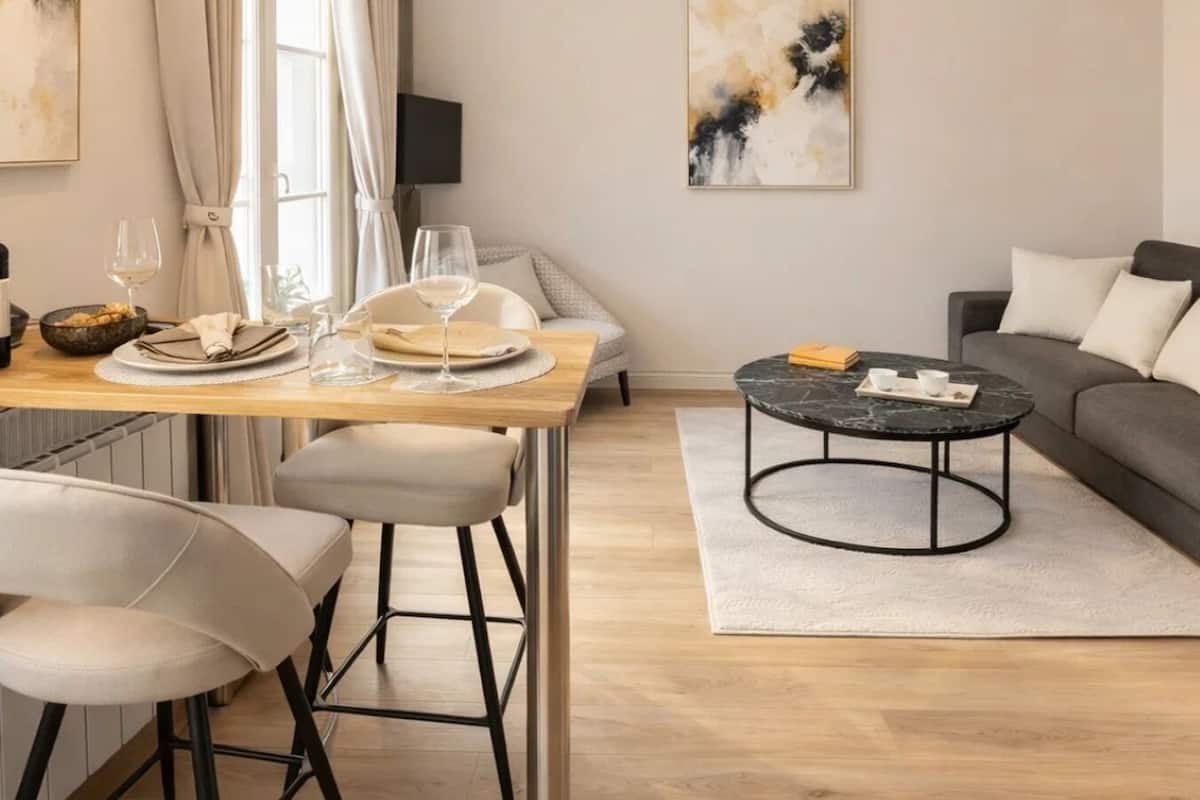 高级开间 | 起居区 | 80-厘米智能电视(配备数码频道)