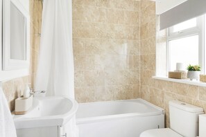 独立别墅 | 浴室 | 淋浴/盆浴组合、免费洗浴用品、毛巾、肥皂