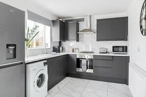 House | Private kitchen | Full-size fridge, microwave, oven, stovetop - Harwill House (Nottingham)