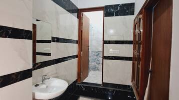 Deluxe Double or Twin Room, Balcony | Bathroom