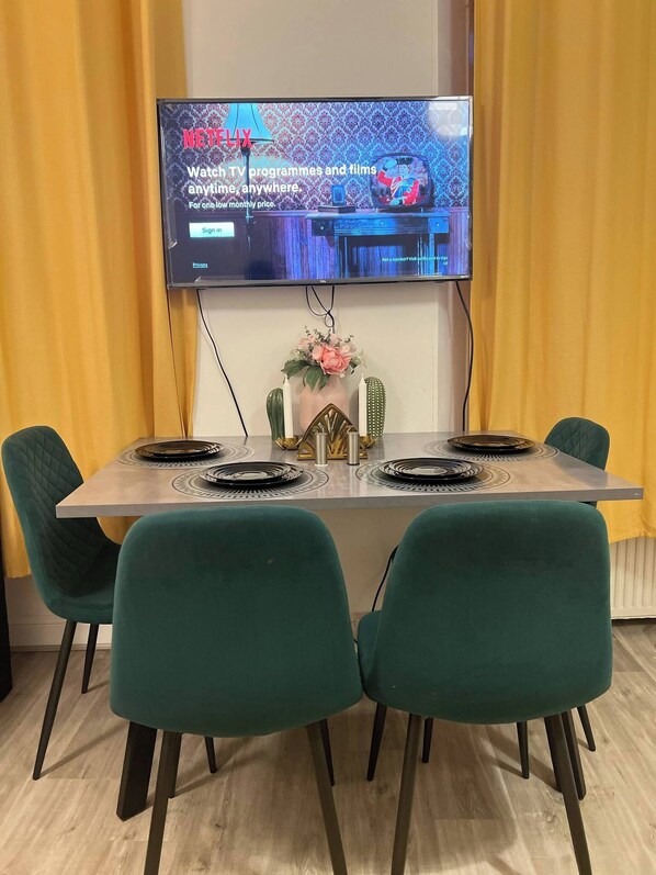 Apartment, 1 Bedroom, Smoking, Garden View | Dining room - Charming 1st Floor Apartment in West Ealing (London)