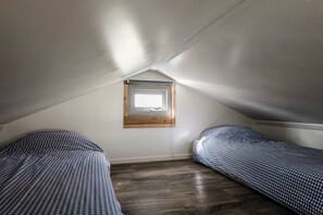 1 bedroom, bed sheets