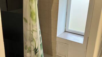 Ducha, toallas, papel higiénico