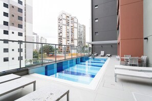 Piscine extérieure, parasols de plage, chaises longues