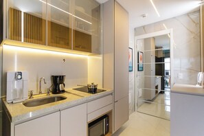 Estudio | Cocina privada | Microondas, tostadora y utensilios de cocina