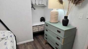 3 makuuhuonetta, työpöytä, silitysrauta/-lauta, vauvan matkasänky