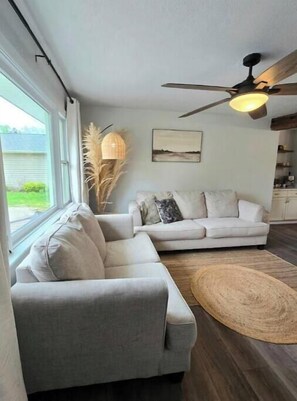 Smart TV, books - Wawasee - Minutes from Sandbar! Swim, Fish, Relax! (Syracuse)