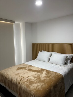 A hotel room with a bed, a wooden headboard, and a window with curtains. - Charming 1-bedroom apartment with WiFi, Streaming tv in enjoyable Panamá (Unknown)